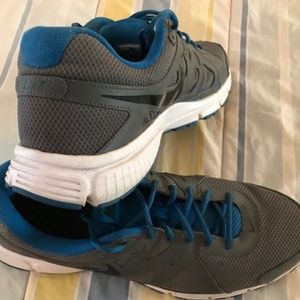 NIKE REVOLUTON 2    SIZE 14